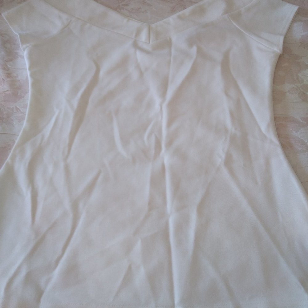 V Neck Off White Stretchy Off shoulderTop L NWOT